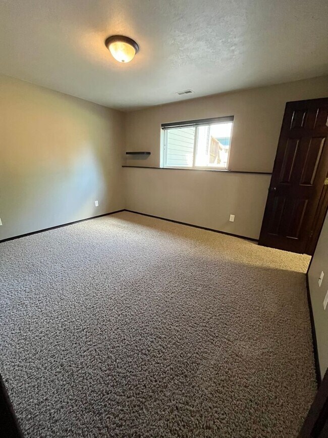 Building Photo - Stunning 4 Bed/2 Bath with 3 Car Garage and Fenced in Yard!