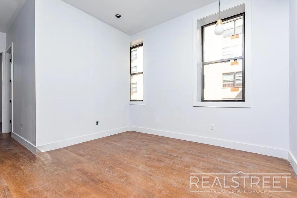 Building Photo - Charming 1-bedroom, 1.5 bath duplex apartment conveniently located near the Knickerbocker M stop at