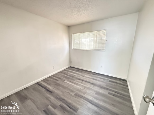 Building Photo - Gorgeous and Functional 4Bdm 2Ba Home with Large Backyard.