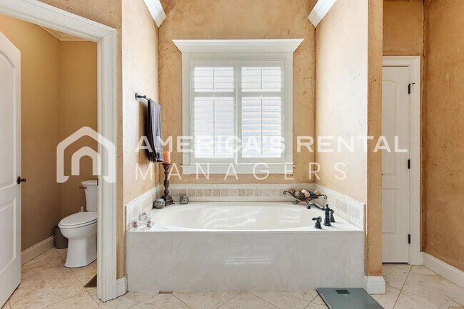 Building Photo - Private Estate Living on Over 3 Acres! Available to view NOW!