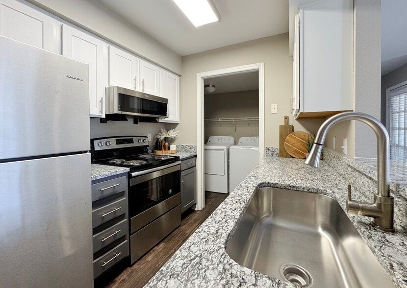 Modern Kitchen with Granite Countertops & Stainless Steel Appliances - Fairways at Hartland