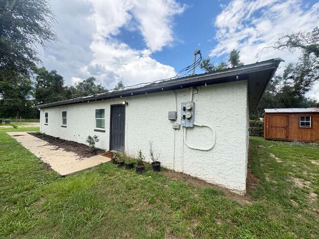 Building Photo - Open floor plan, four-bedroom two-bathroom with washer and dryer