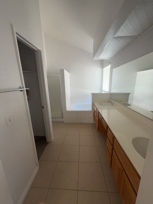 Building Photo - 9586 Shadow Springs Dr