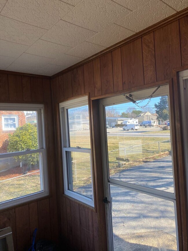 Building Photo - 3 Bedroom, 1 Bath Ranch In Roanoke County