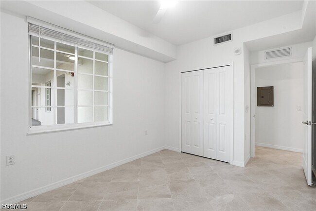 Building Photo - 15375 Grn Acrs Ave