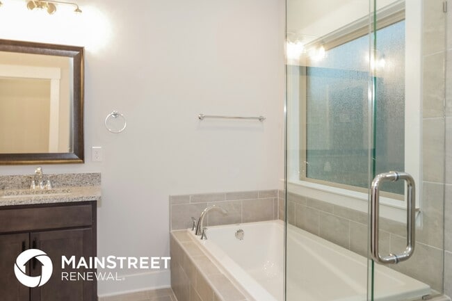 Building Photo - 14704 Greenleaf Dr