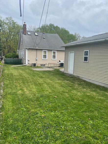 Back Yard/Patio - 118 S Vermont Ave