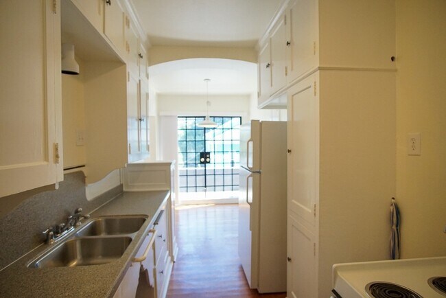 Building Photo - Fabulous 1Bdr on Mississippi Ready Late No...