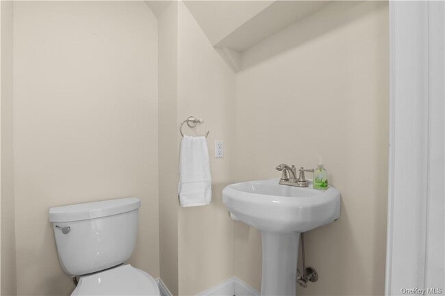 Building Photo - 33 Sycamore Rd