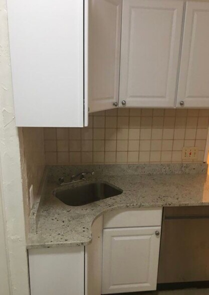 Building Photo - 8 Adella Pl