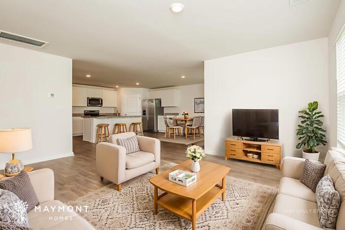 Building Photo - 105 Clover Walk Dr