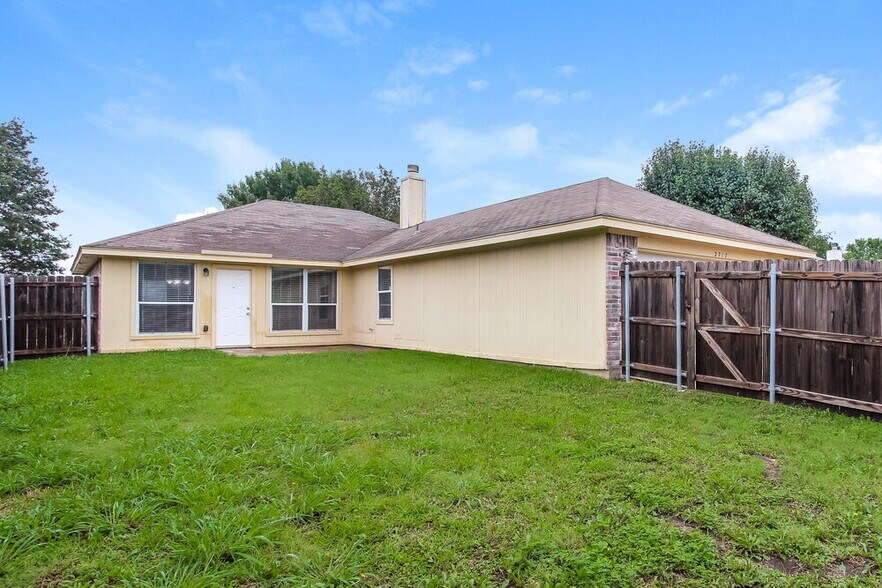 Building Photo - 2717 Bent Brook Dr