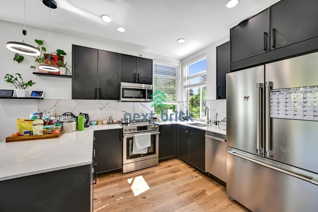 Building Photo - Modern Luxury 3 bedrooms and 2 bathrooms T...
