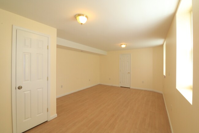 Building Photo - 5 BD + 3.5 Bath Bright & Beautiful Colonia...