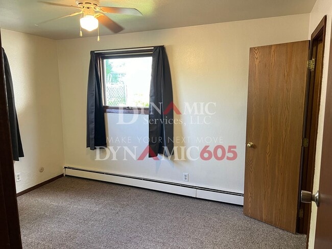 Building Photo - 1 Bedroom, 1 Bathroom Garden Level Apartme...