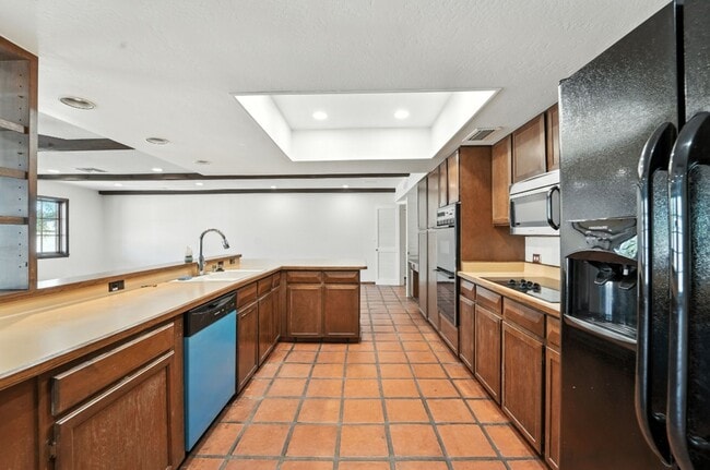 Building Photo - Inviting 3-bedroom, 2-bathroom home in the...