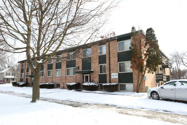 Building Photo - Green Oaks Apartments