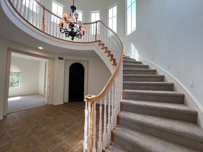 Building Photo - Luxury En Suite Living & Panoramic Views