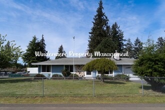 Building Photo - Bright and Charming 3 bed Rambler in Convenient Port Orchard Location