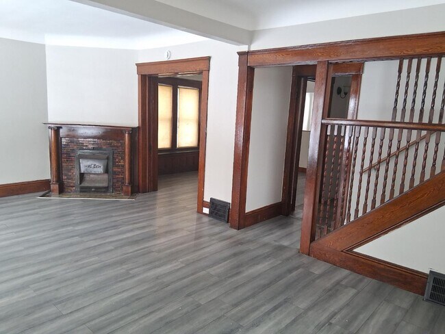 Building Photo - 1337 E 84th St