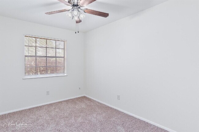Building Photo - "Charming 3-Bedroom Retreat with Cozy Fire...