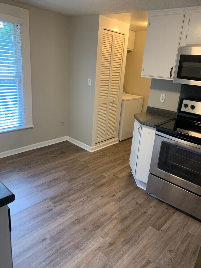 Kitchen #1 - 208 S Summit Ave