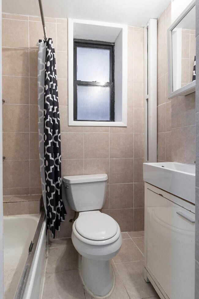 Building Photo - 1213 Park Ave