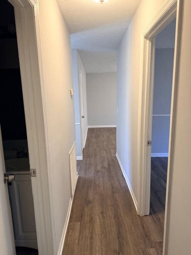 Building Photo - Newly Updated Duplex Unit in Riverdale