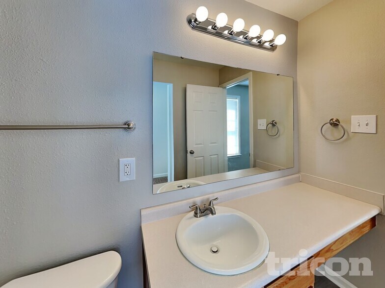 Building Photo - 927 Littleton Dr