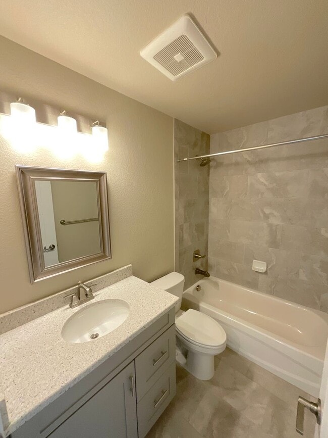 Building Photo - 3 Bedroom Home Available Near S Powers Blv...