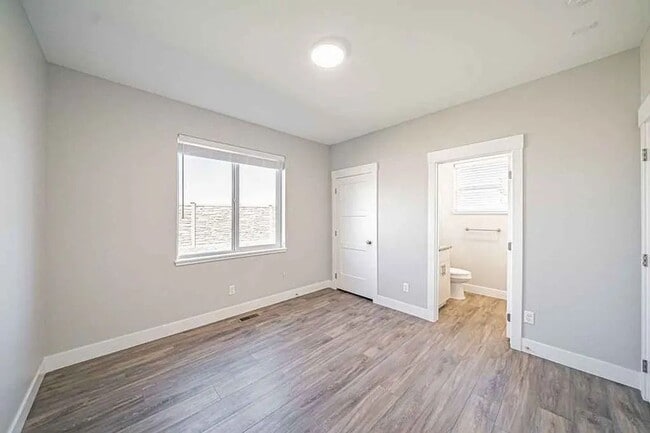 Building Photo - 676 Carlow Dr