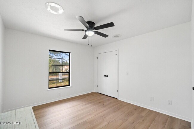 Building Photo - 224 E Lakeshore Dr