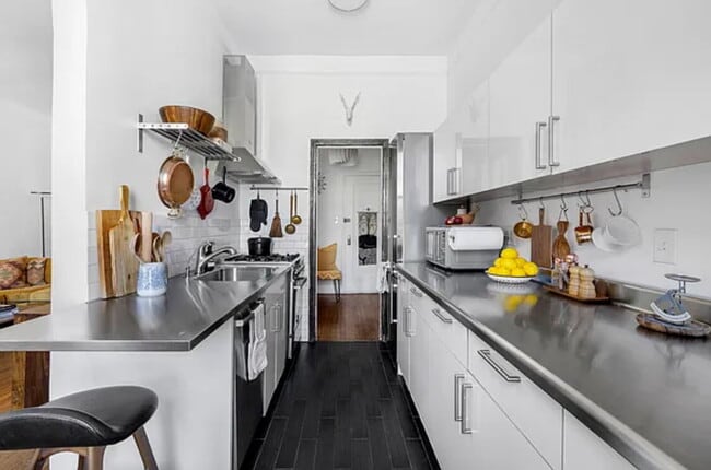 Building Photo - Welcome to this spacious, bright one-bedro...