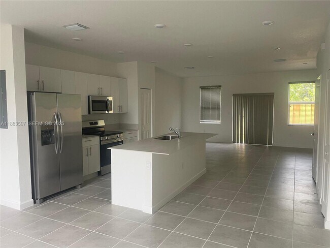 Building Photo - 204 10th Ct