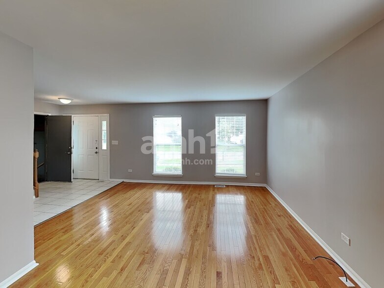 Building Photo - 621 Red Barn Trl