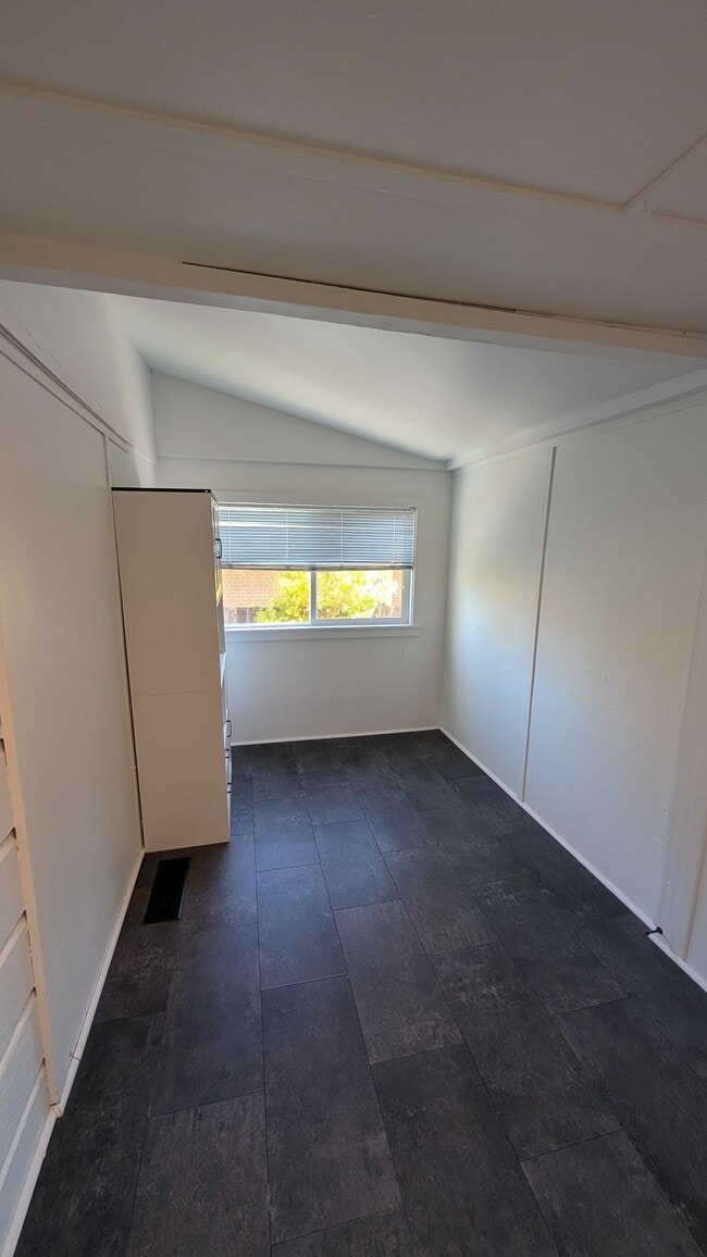 Building Photo - 405 N Cloverdale Blvd