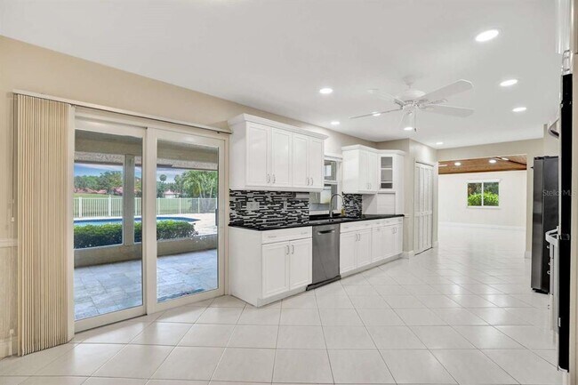 Building Photo - 2527 Lakes Dr