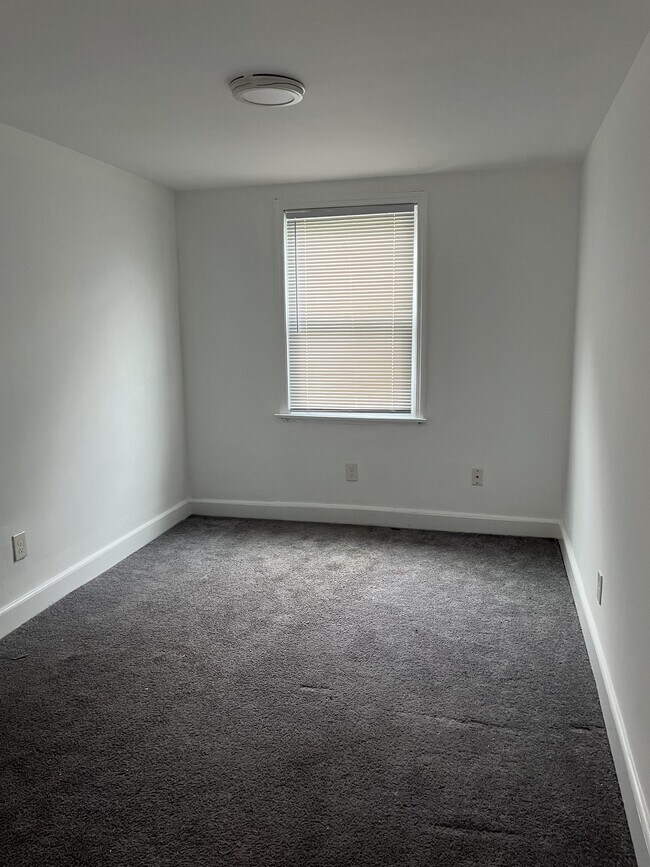 Building Photo - 240 W 21st St