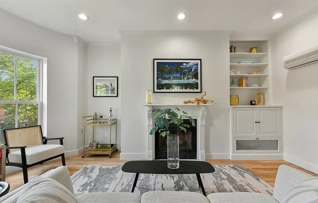 Building Photo - Elegant & Spacious Unit for Rent