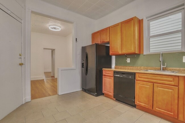 Building Photo - 119 Zabriskie St