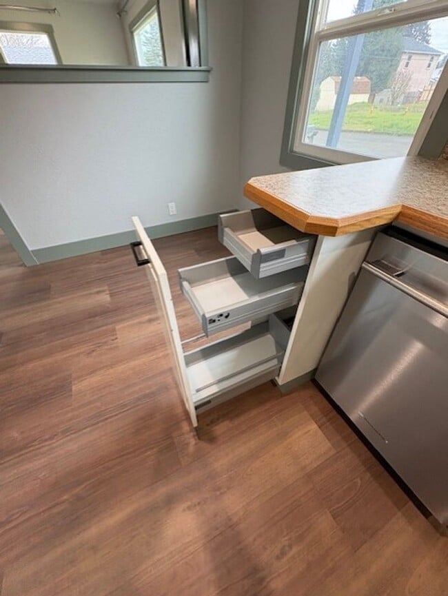 Building Photo - 2-bedroom/2-bath single family home