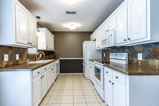 Building Photo - 6120 7th Dr
