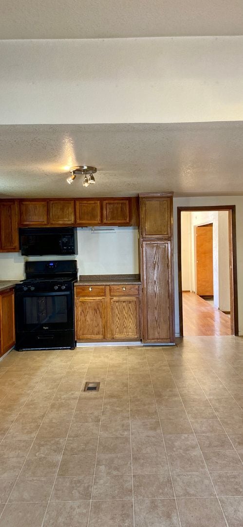 Building Photo - 2 Bedroom With Lots of Space