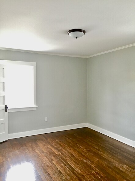 Building Photo - 160 S Catalina St