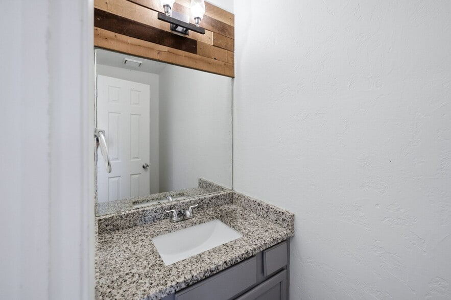 Building Photo - 1018 Kennesborough Rd NW