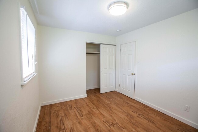 Building Photo - 1412 Hartford Rd