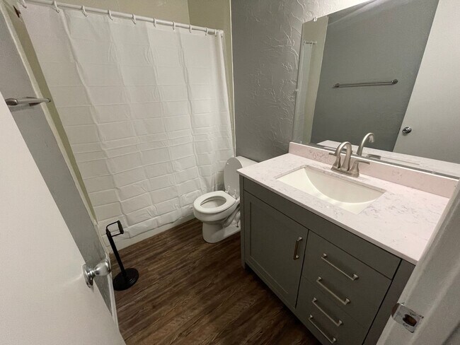 Building Photo - 2BED/2BATH DOWNSTAIRS NEAR GOV SQ