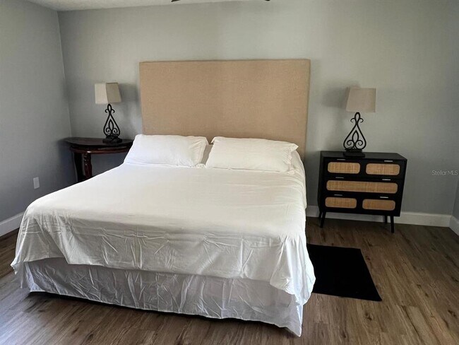 Building Photo - 905 W 11th Ave