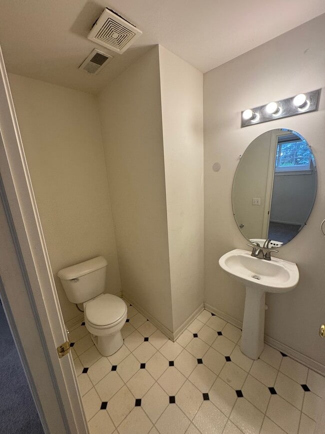 Building Photo - 3 Bedroom Condo