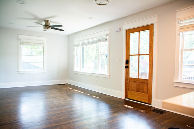 Building Photo - 3056 Cloverhurst Dr